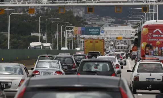 CARRO VENCE O ÔNIBUS: AUTOMÓVEL É O MEIO DE TRANSPORTE MAIS USADO PELOS BRASILEIROS PARA IR AO TRABALHO, DIZ CENSO