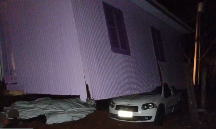 Casa é arrancada pelo vento e vai parar sobre carro durante temporal em SC