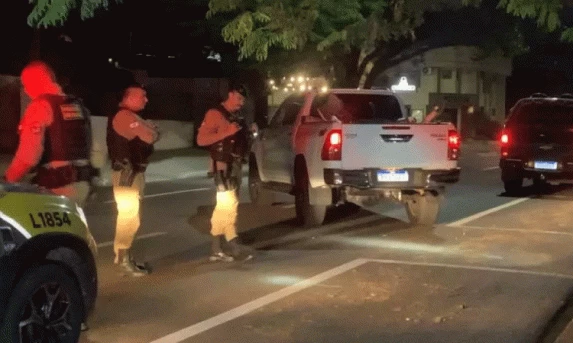 Casal é preso com caminhonete clonada após colisão com viatura policial em Cascavel