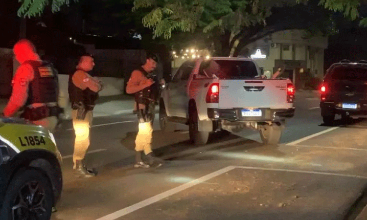 Casal é preso com caminhonete clonada após colisão com viatura policial em Cascavel