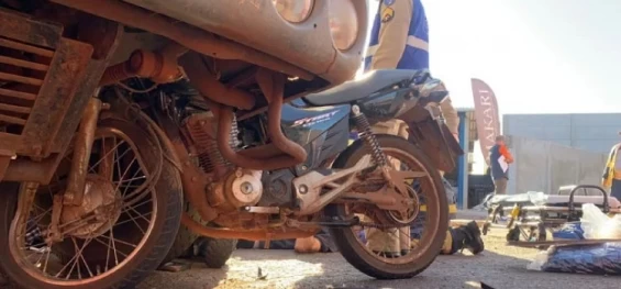 CASCAVEL: Acidente entre caminhão caçamba e moto deixa homem em estado grave.