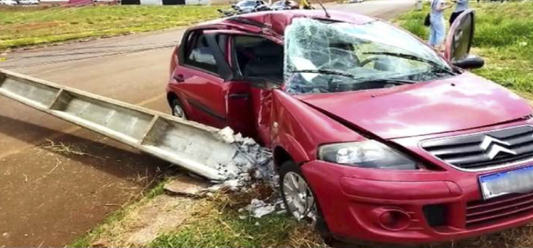 CASCAVEL: Adolescente de 16 anos bate carro de cliente de lava car e derruba 4 postes.