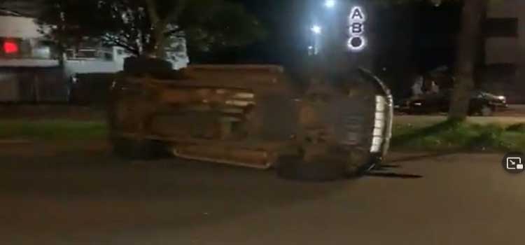 CASCAVEL: Após colisão, caminhonete capota na Av. Assunção.
