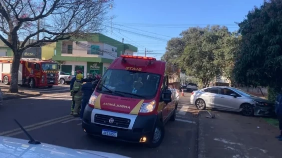 CASCAVEL: Batida entre Três Veículos no Bairro São Cristóvão deixa veículos danificados.