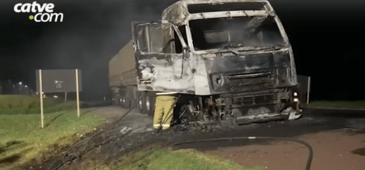CASCAVEL: Cabine de caminhão é destruída por incêndio no distrito de Sede Alvorada.