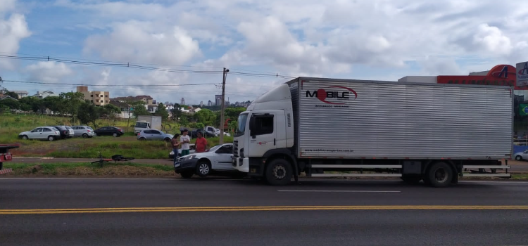 CASCAVEL: Caminhão colide e arrasta carro por vários metros na BR-277.