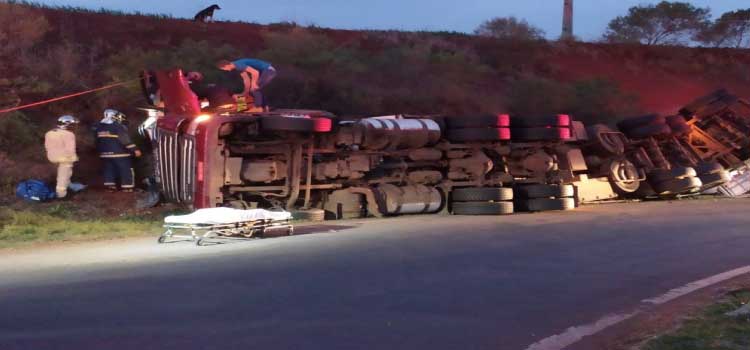 CASCAVEL: Caminhão tomba e motorista fica preso às ferragens no Contorno Oeste.