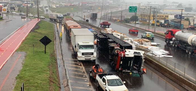 CASCAVEL: Caminhão tomba no Trevo Cataratas e espalha carga sobre a pista.