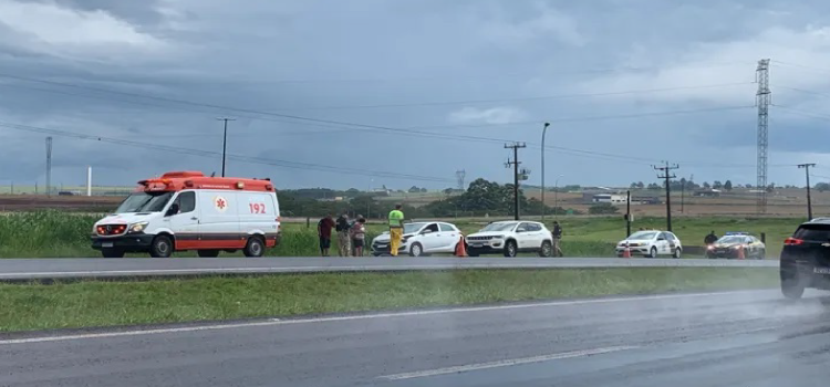 CASCAVEL: Caminhoneiro foge do local após causar engavetamento na BR-277.