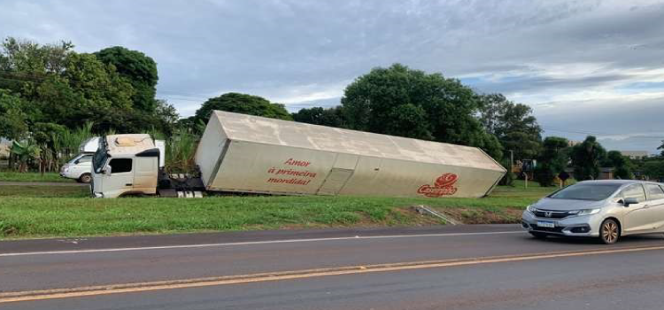 CASCAVEL: Caminhoneiro perde controle e cai na canaleta da marginal da BR-277.
