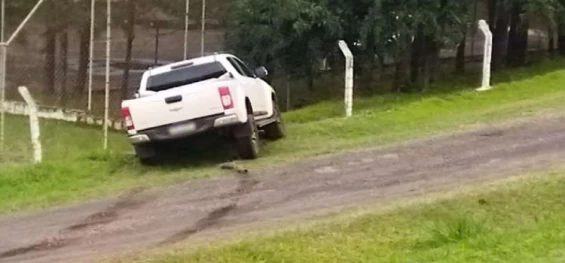 CASCAVEL: Caminhonete colide em cerca de proteção após sair de pista na BR-277.