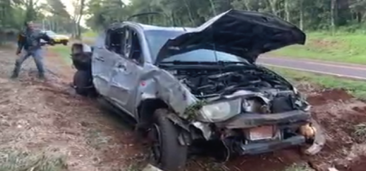 CASCAVEL: Caminhonete fica destruída após capotamento na PR-180, Distrito de Rio do Salto.