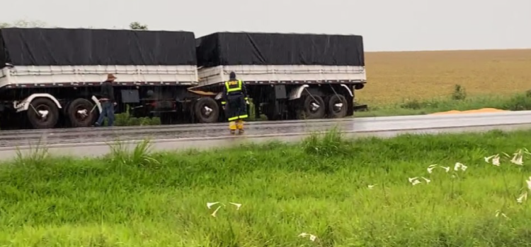 CASCAVEL: Carreta derruba quatro toneladas de soja e causa transtornos na BR-369.