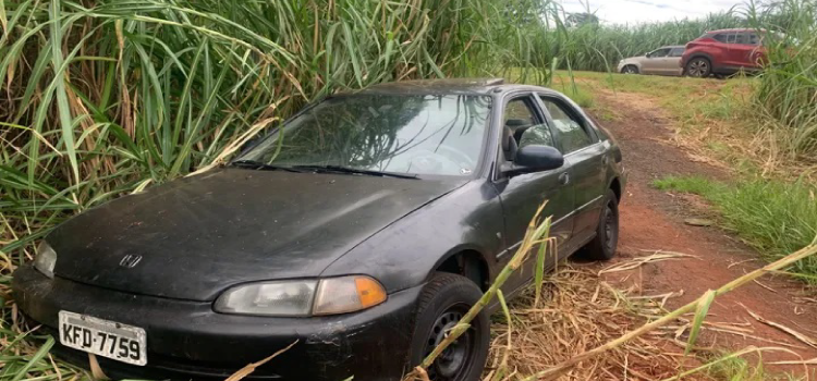 CASCAVEL: Carro depenado é localizado abandonado em estrada rural às margens da BR-277.