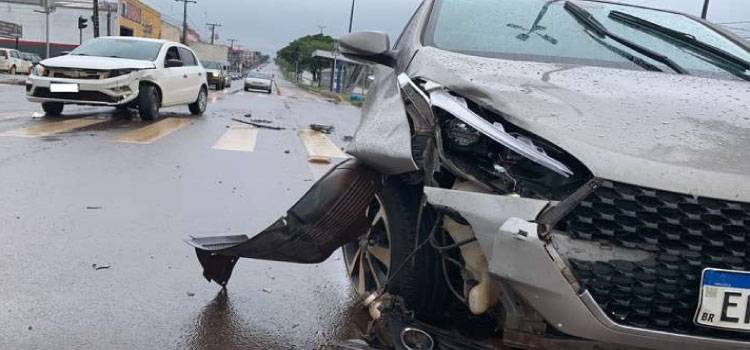 CASCAVEL: Carros se envolvem em forte batida no Bairro São Cristóvão.