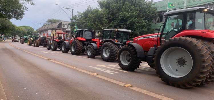 CASCAVEL: Centenas de tratores passam pela Avenida Brasil a caminho do Batalhão nesta manhã.