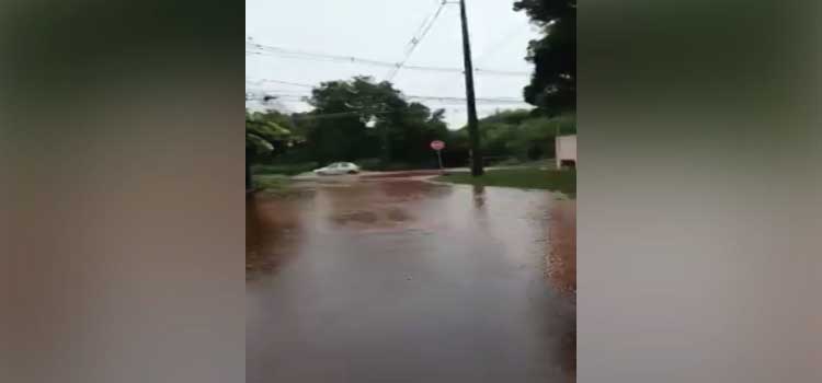 CASCAVEL: Chuva intensa  Carro fica 'submerso' com alto nível de água na Rua Rio Melissa