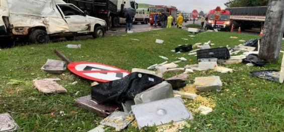 CASCAVEL: Colisão entre caminhão e Fiorino interdita rodovia no Trevo de São João.