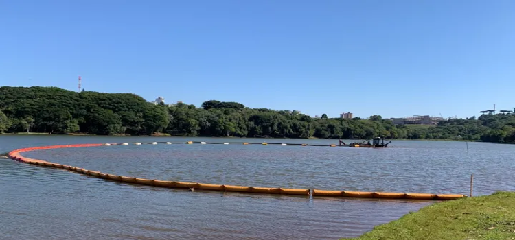 CASCAVEL: Desassoreamento é realizado no Lago Municipal; Prefeito Paranhos e Diretor da Sanepar acompanham atividades.