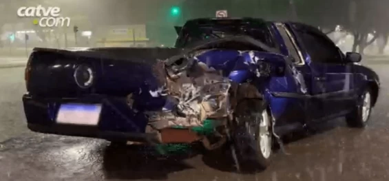 CASCAVEL: Duas mulheres ficam feridas em batida traseira na Avenida Brasil.