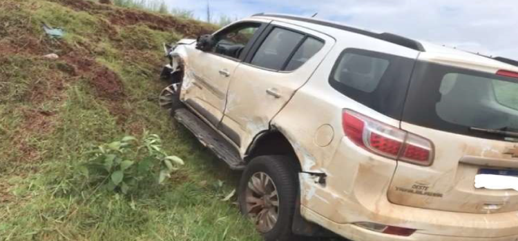 CASCAVEL: Forte batida faz veículos serem arremessados na BR-163.