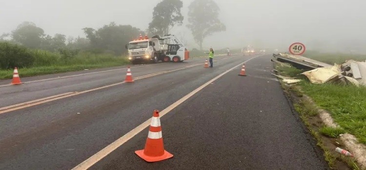 CASCAVEL: Grave acidente de trânsito deixa dois caminhoneiros feridos na BR-277.