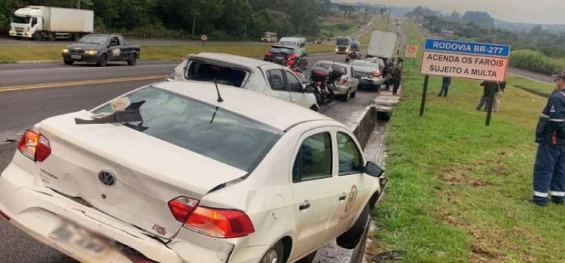 CASCAVEL: Engavetamento envolvendo 5 carros e um caminhão interdita a BR-277.