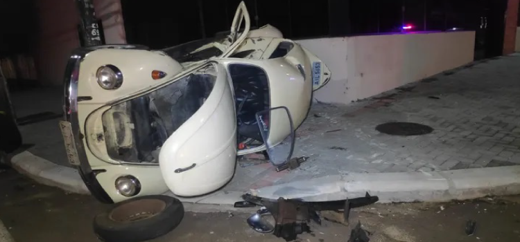 CASCAVEL: Herbie- o fusca turbinado deitou para descansar após uma forte colisão de trânsito na Rua Jorge Lacerda.