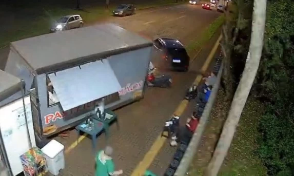 CASCAVEL: Homem é preso em Cascavel após colisão contra carros estacionados e trailer de lanche