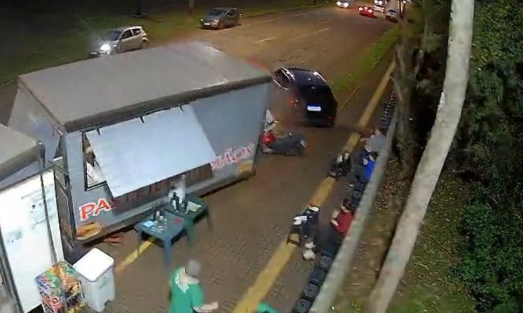 CASCAVEL: Homem é preso em Cascavel após colisão contra carros estacionados e trailer de lanche