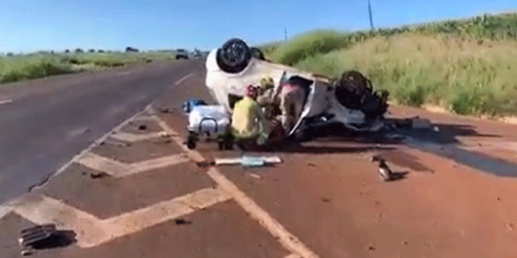 CASCAVEL: Jovem fica ferido em capotamento na BR-467, no Km 97, entre Cascavel e Sede Alvorada.
