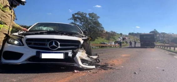 CASCAVEL: Mercedes e três caminhões se envolvem em forte colisão no Viaduto da Petrocon.