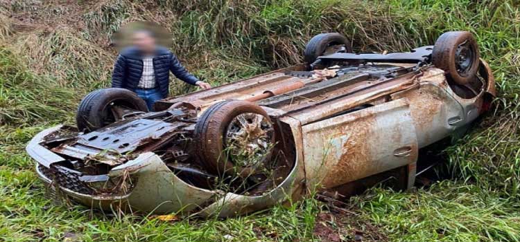 CASCAVEL: Motorista fica preso às ferragens de carro após capotar na rodovia PR-180.