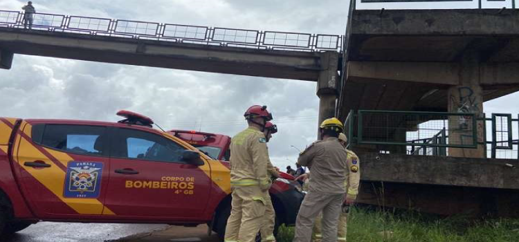 CASCAVEL: Mulher cai de passarela e fica em estado grave.