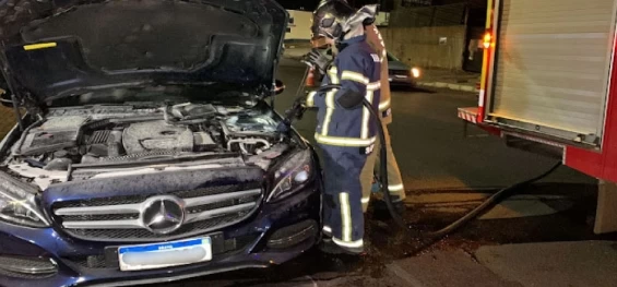 CASCAVEL: Pane elétrica em veículo mobiliza bombeiros no Centro.
