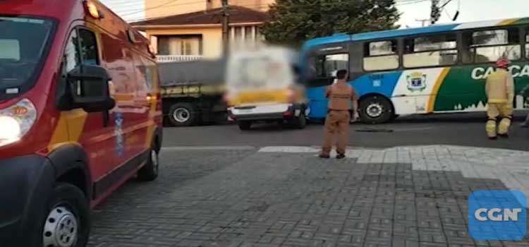 CASCAVEL: Pelo menos 10 pessoas ficam feridas em acidente entre Van escolar e ônibus no São Cristóvão.