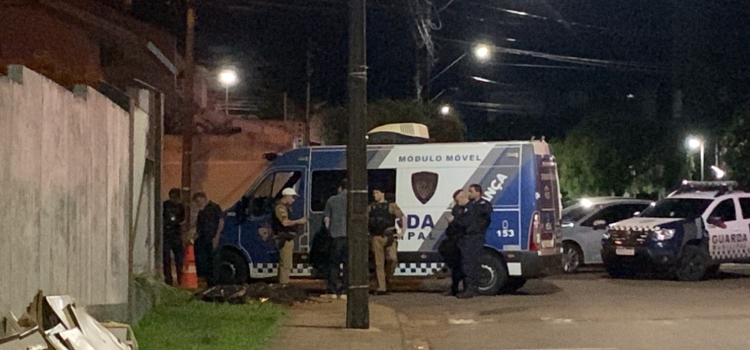 CASCAVEL: Policial intervém situação de violência doméstica e acaba matando homem que tentou tomar sua arma.