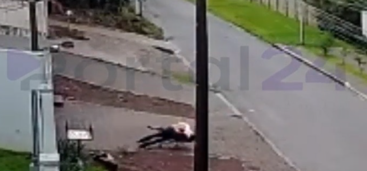 CASCAVEL: 'Quebra-pau' entre moradores de rua é flagrado por câmera de segurança.