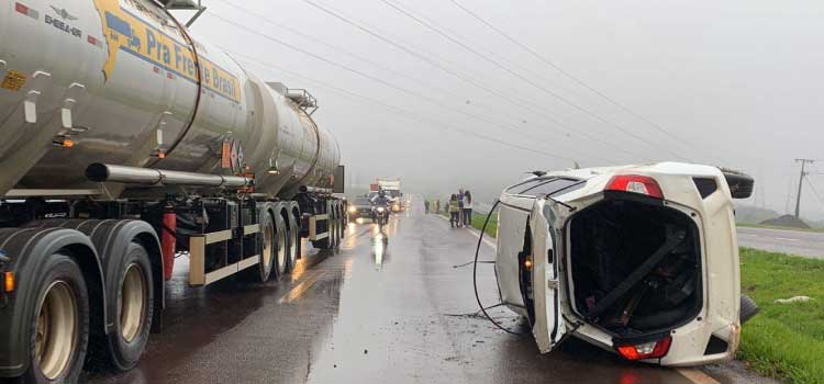 CASCAVEL: Três veículos se envolvem em acidente de trânsito e um fica capotado na BR-467.