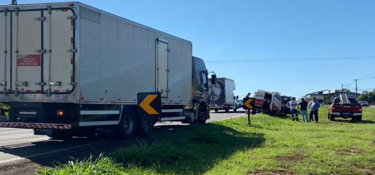 CASCAVEL: Três veículos sofrem colisões traseiras na BR-277.