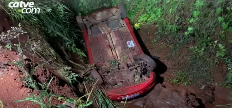 CASCAVEL: Veículo cai em barranco às margens da BR 277 e três pessoas ficam feridas.