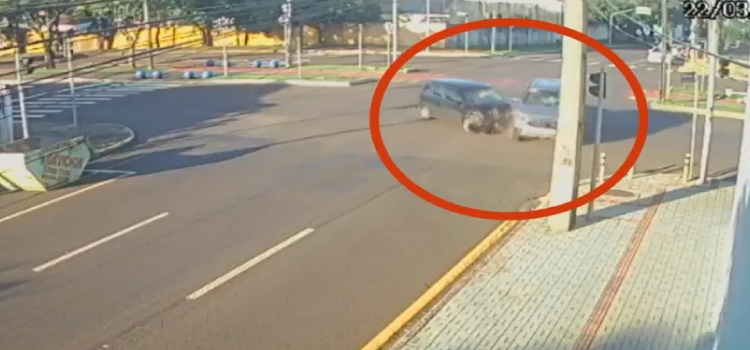 CASCAVEL: Veja o momento da forte colisão na Avenida Barão do Rio Branco.