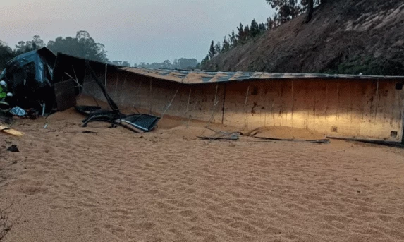 Cascavelense morre ao tombar carreta na PR-373
