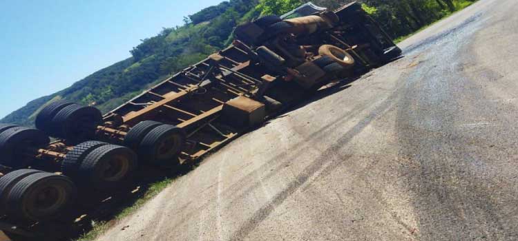 CATANDUVAS: Homem fica com ferimentos após tombar carreta na PR-471.