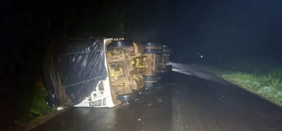 CATANDUVAS: Tombamento na PR-471 deixa motorista ferido.