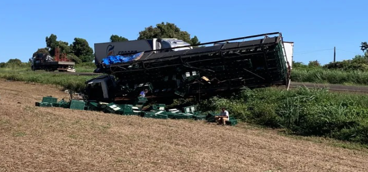 CÉU AZUL: Dois caminhões e um carro se envolvem em grave acidente na BR-277.