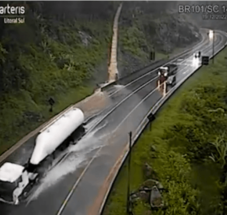 Chuva causa interdição na BR 101 em Santa Catarina.