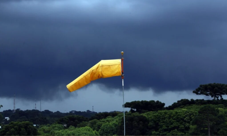 Clima: Ciclone extratropical e frente fria atípica encerram onda de calor e derrubam temperaturas no Paraná