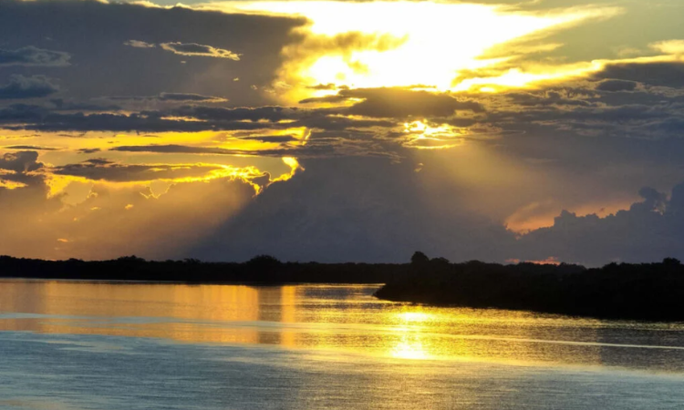 Clima: Fevereiro será marcado por tempo abafado e pancadas de chuva em todo o Paraná