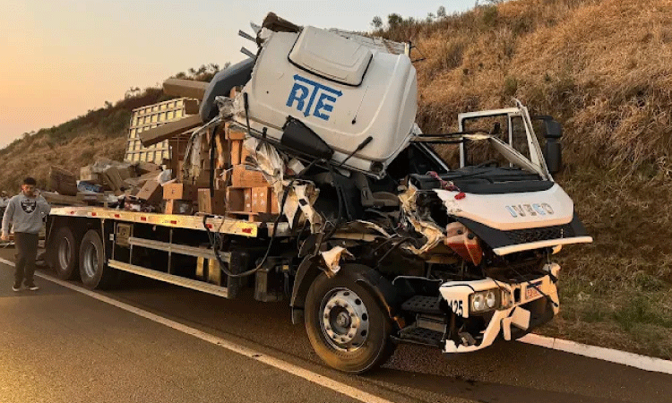 Colisão entre caminhões na BR-277 em Guarapuava causa bloqueio de pista